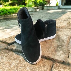 CLARK’S Leather Black Shoes with Comfortable Fit and Stylish Design Size 11